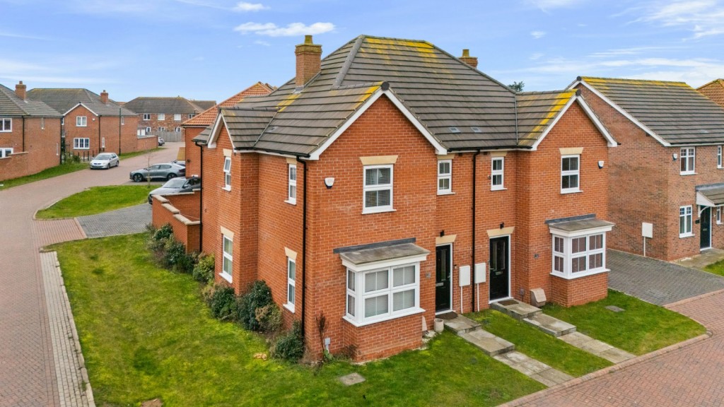 3 bedroom Semi-detached house Under Offer