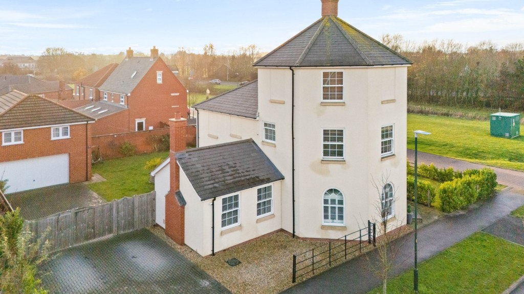 5 bedroom Studio flat For Sale