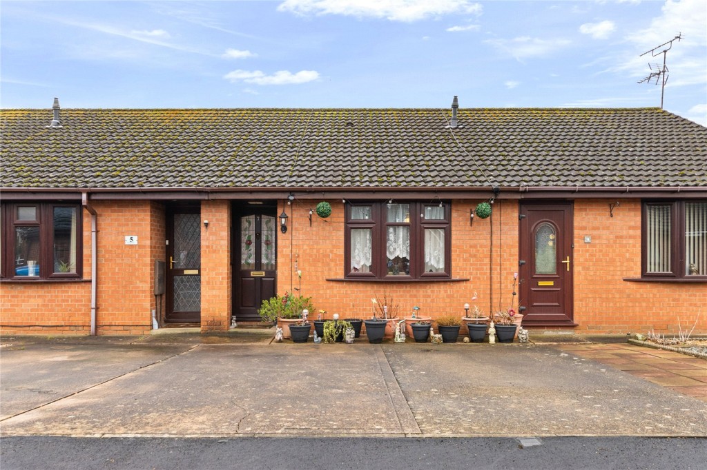 1 bedroom Terraced bungalow Under Offer