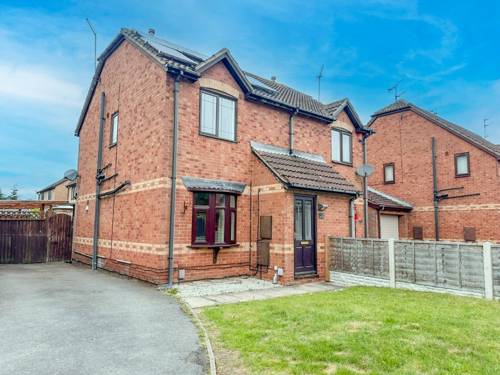 2 bedroom Semi-detached house Under Offer