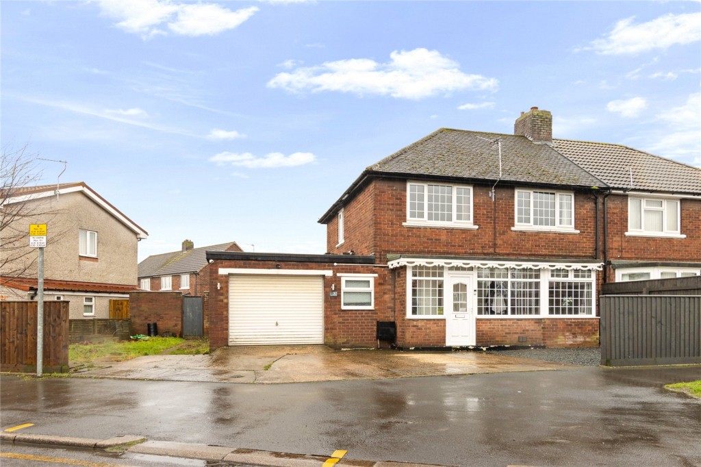 3 bedroom Semi-detached house Under Offer