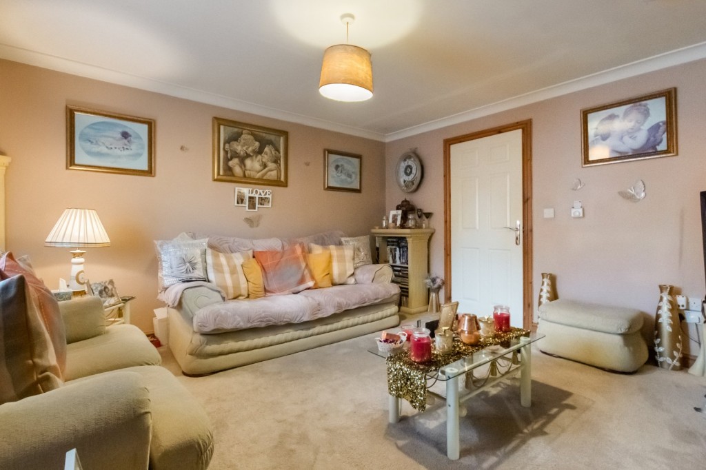 2 bedroom Semi-detached house Under Offer