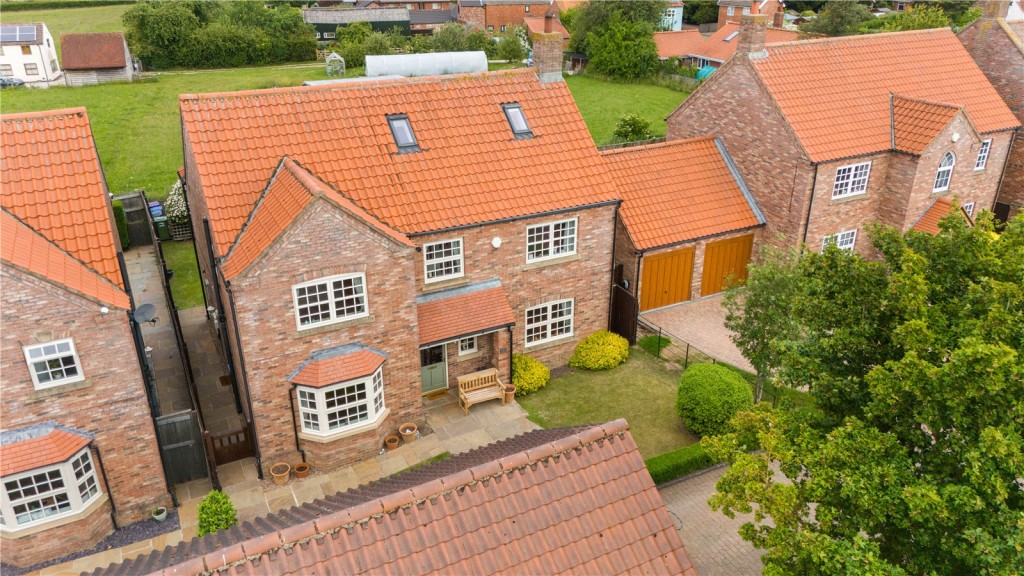 6 bedroom Detached house Under Offer
