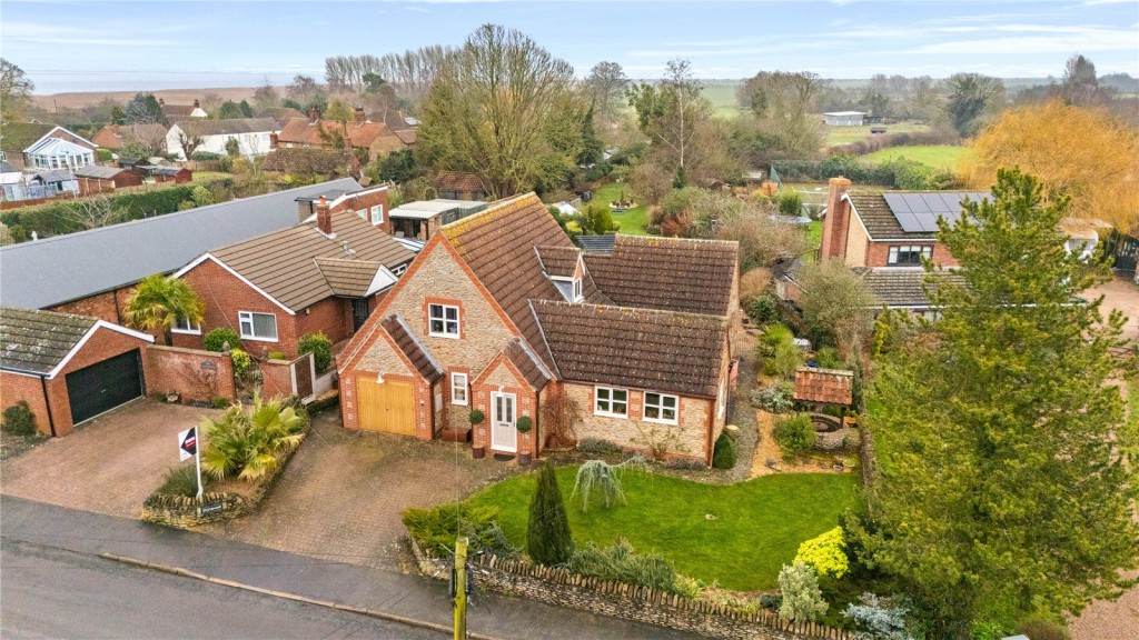 3 bedroom Detached house Under Offer