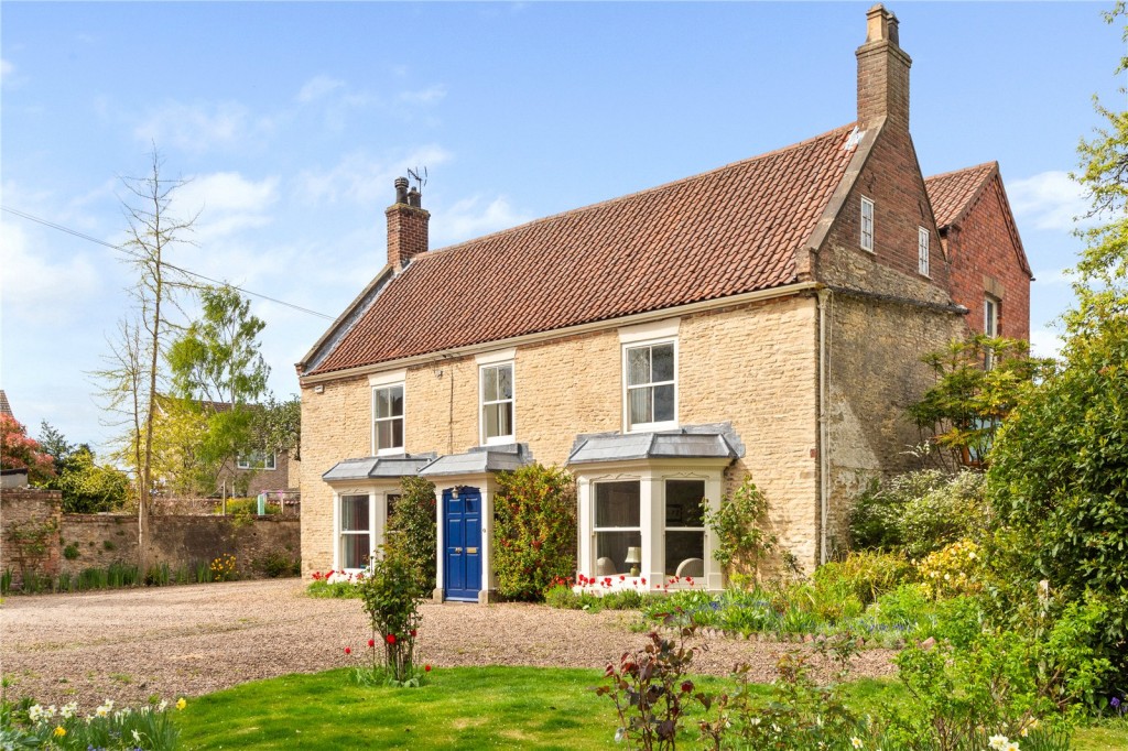 5 bedroom Studio flat For Sale