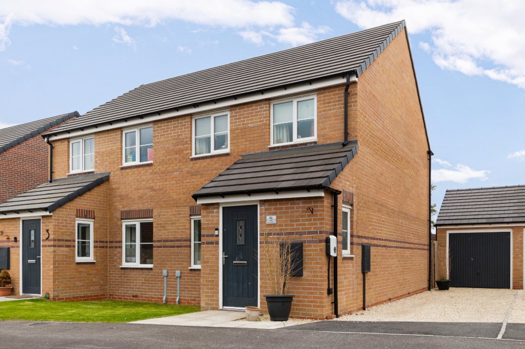 3 bedroom Semi-detached house For Sale