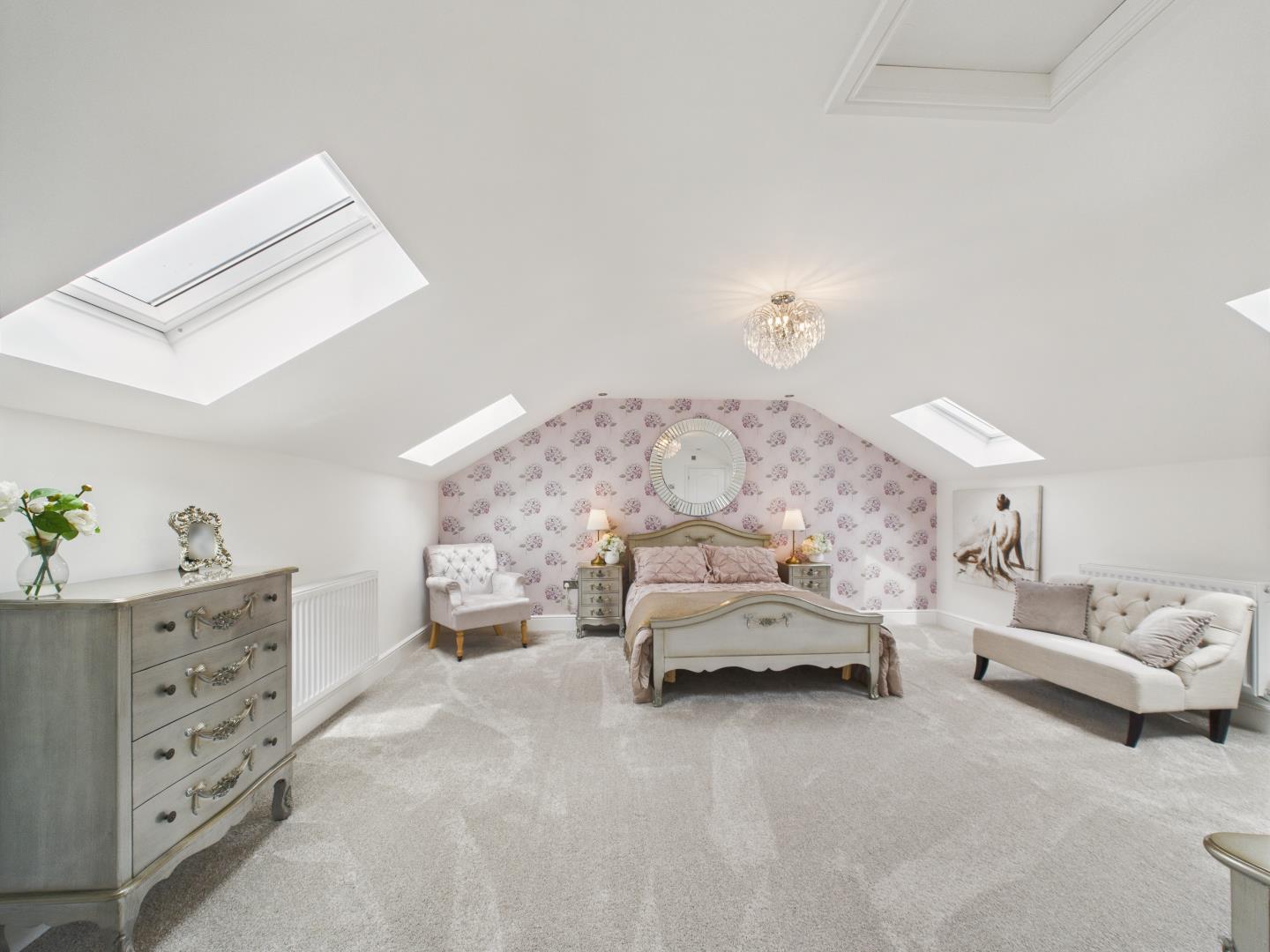 5 bedroom Detached house Under Offer