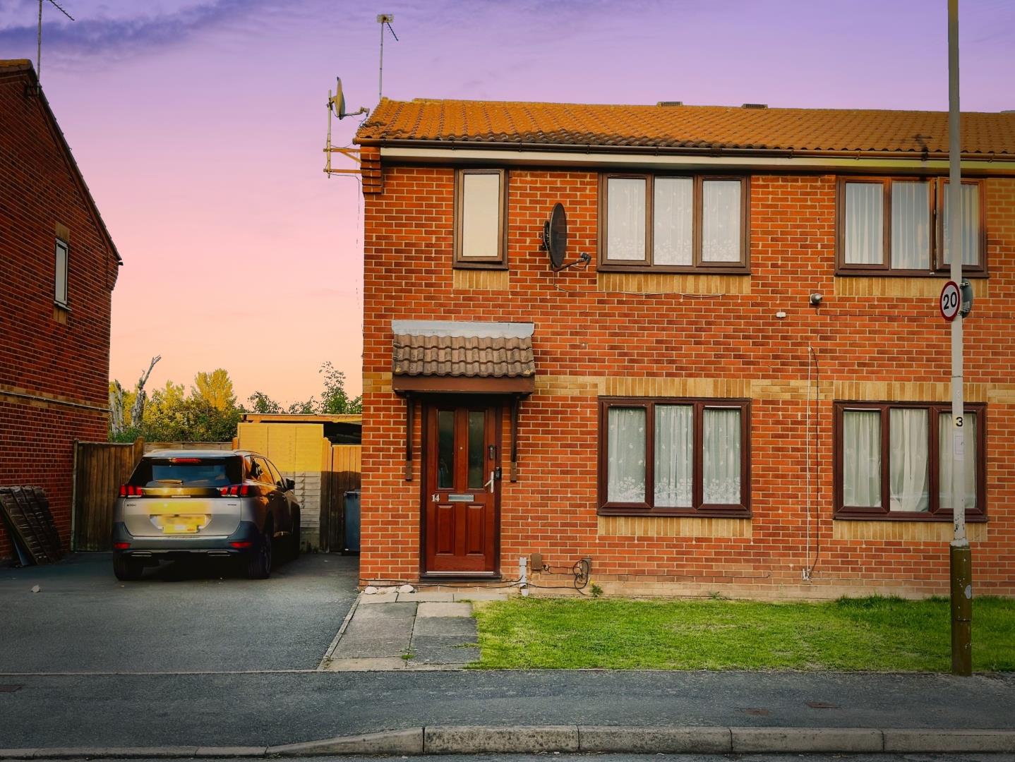 3 bedroom Semi-detached house Under Offer