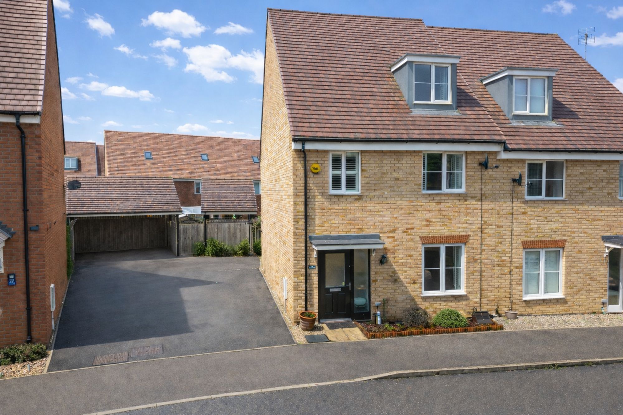 4 bedroom Semi-detached house Under Offer