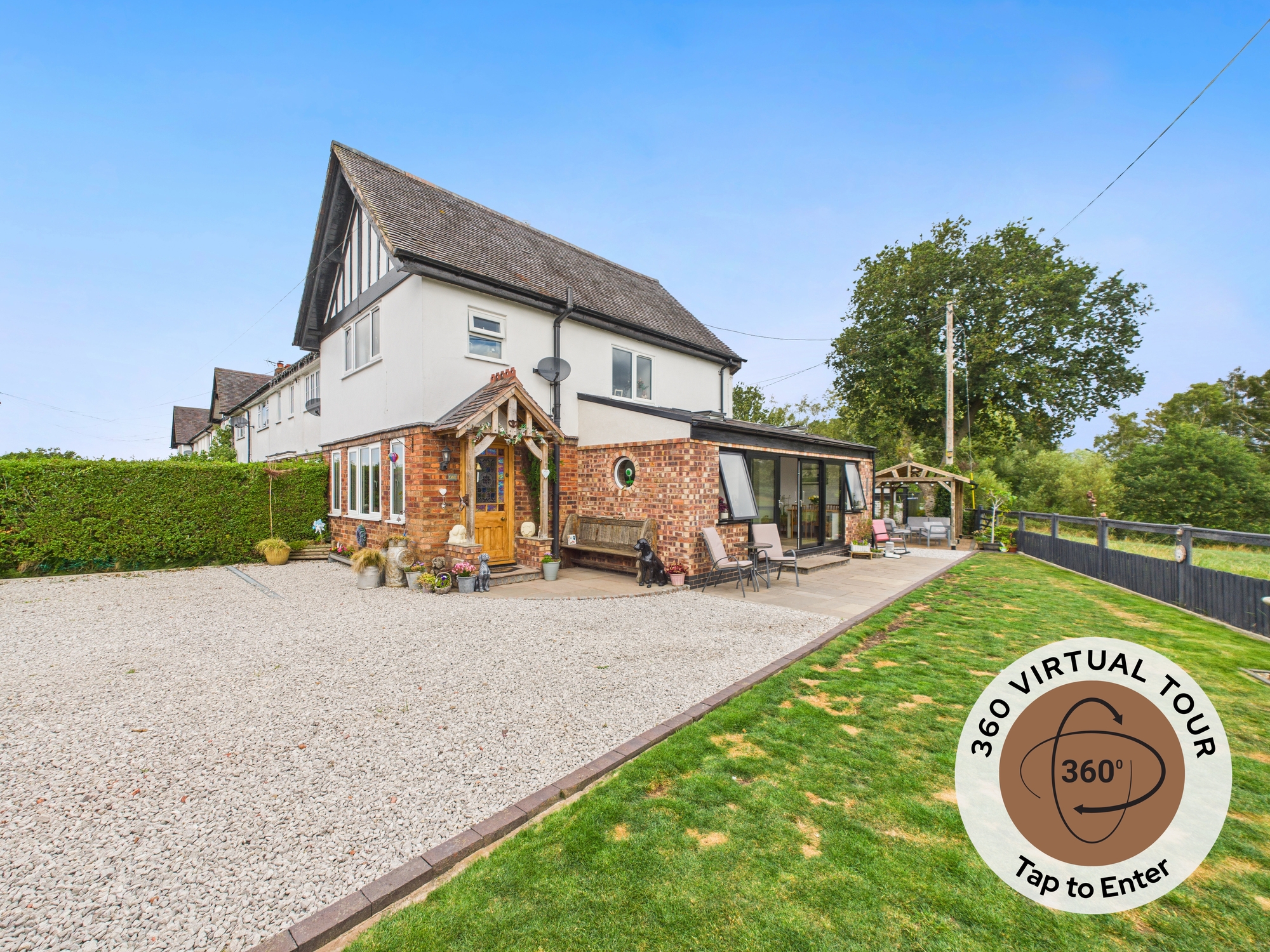3 bedroom Semi-detached house Under Offer