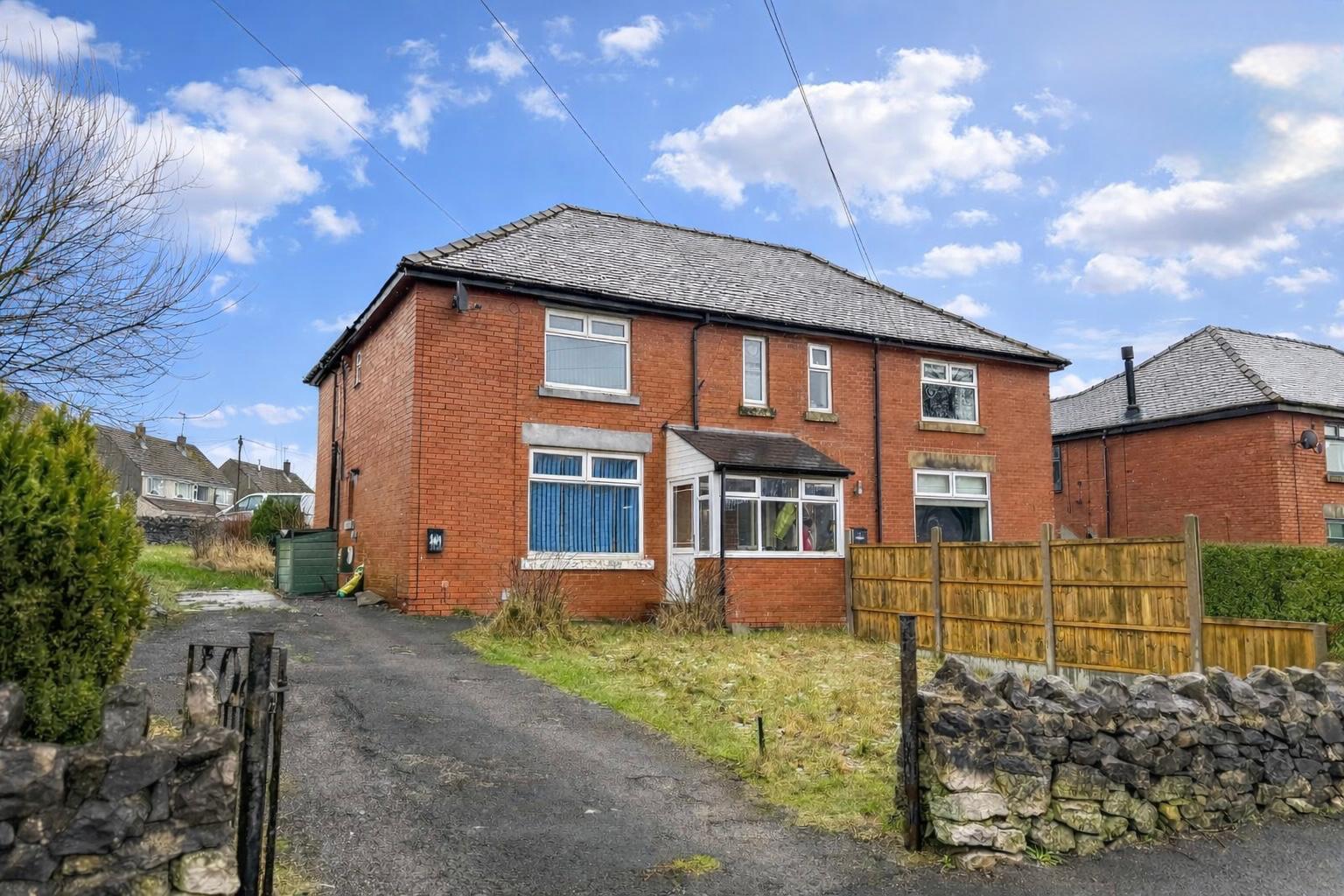 4 bedroom Semi-detached house Under Offer