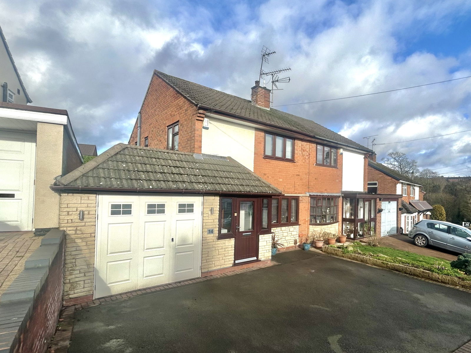 3 bedroom Semi-detached house Under Offer