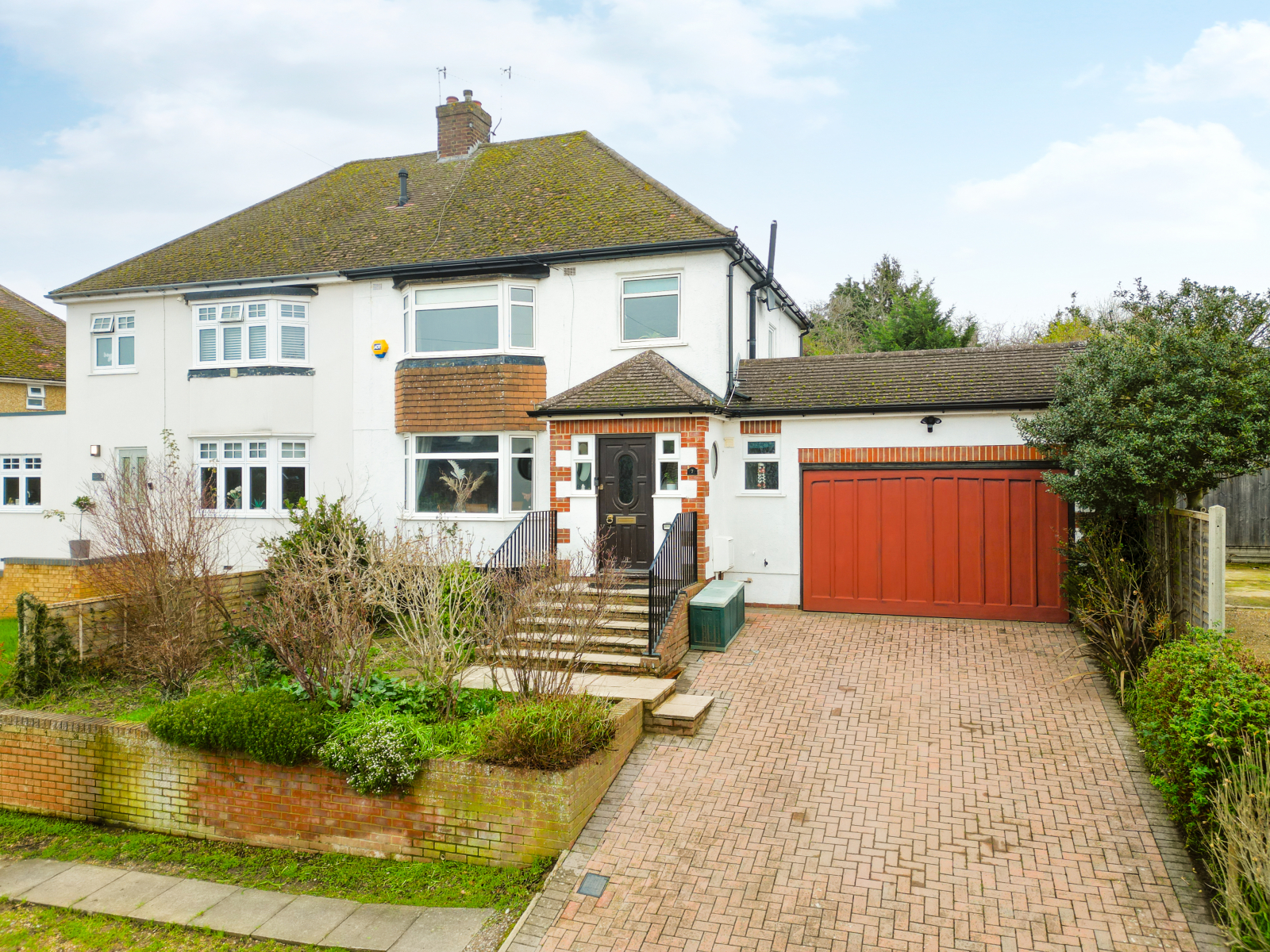 3 bedroom Semi-detached house Under Offer