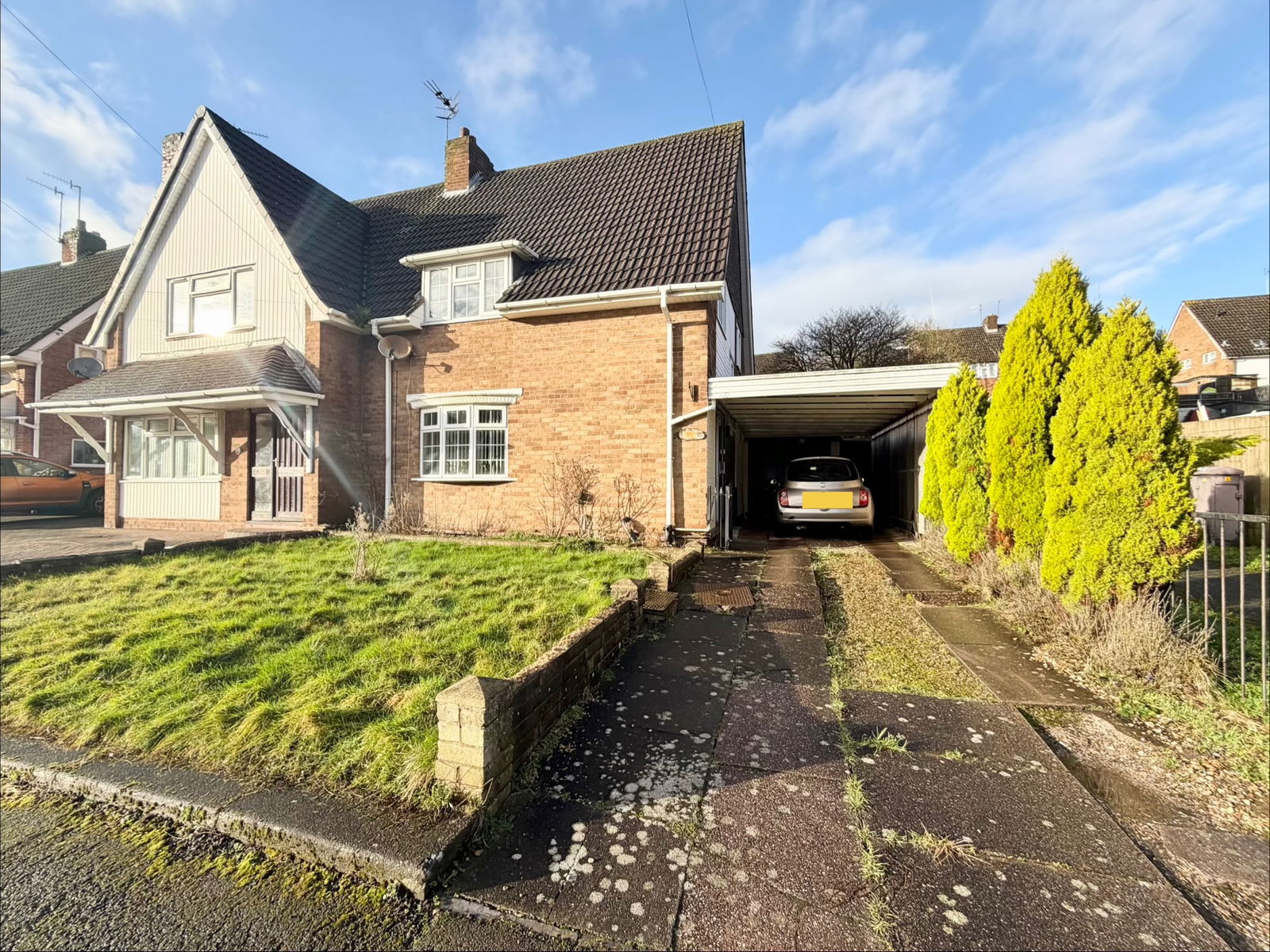 3 bedroom Semi-detached house Under Offer