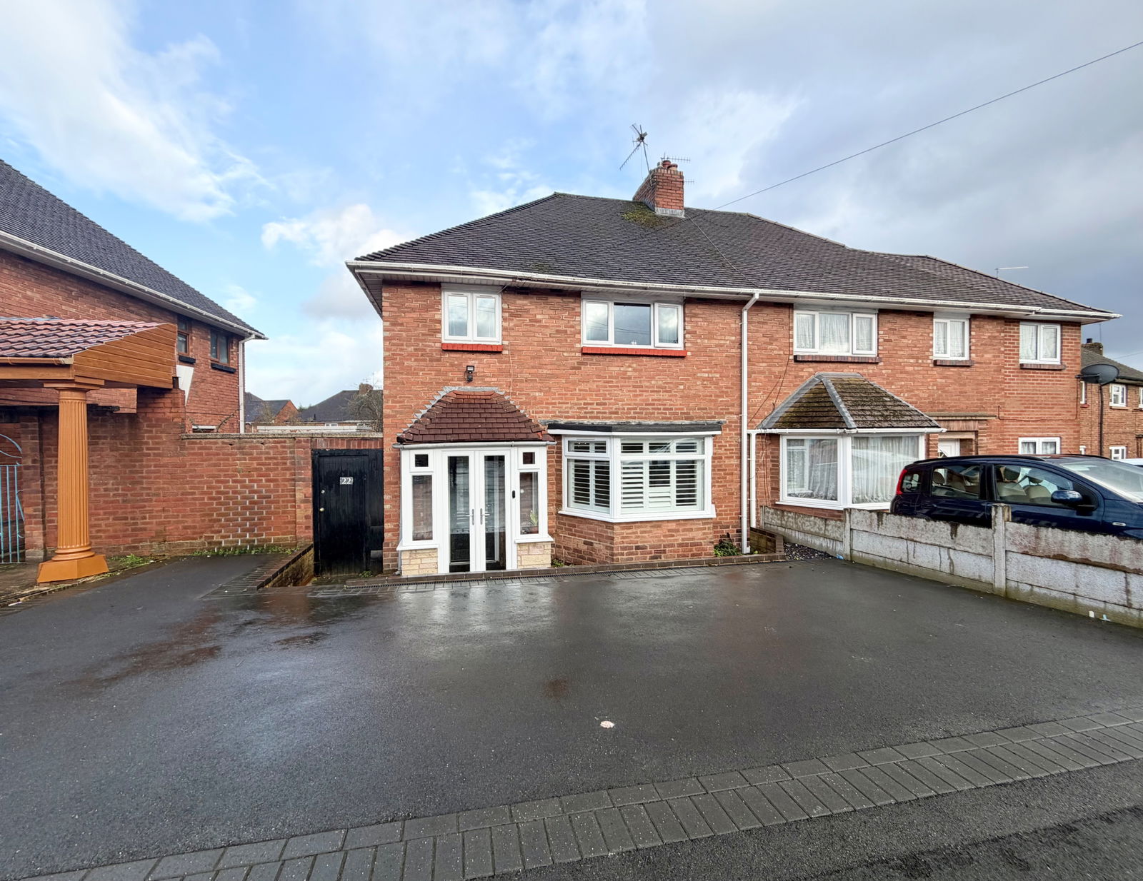 3 bedroom Semi-detached house Under Offer