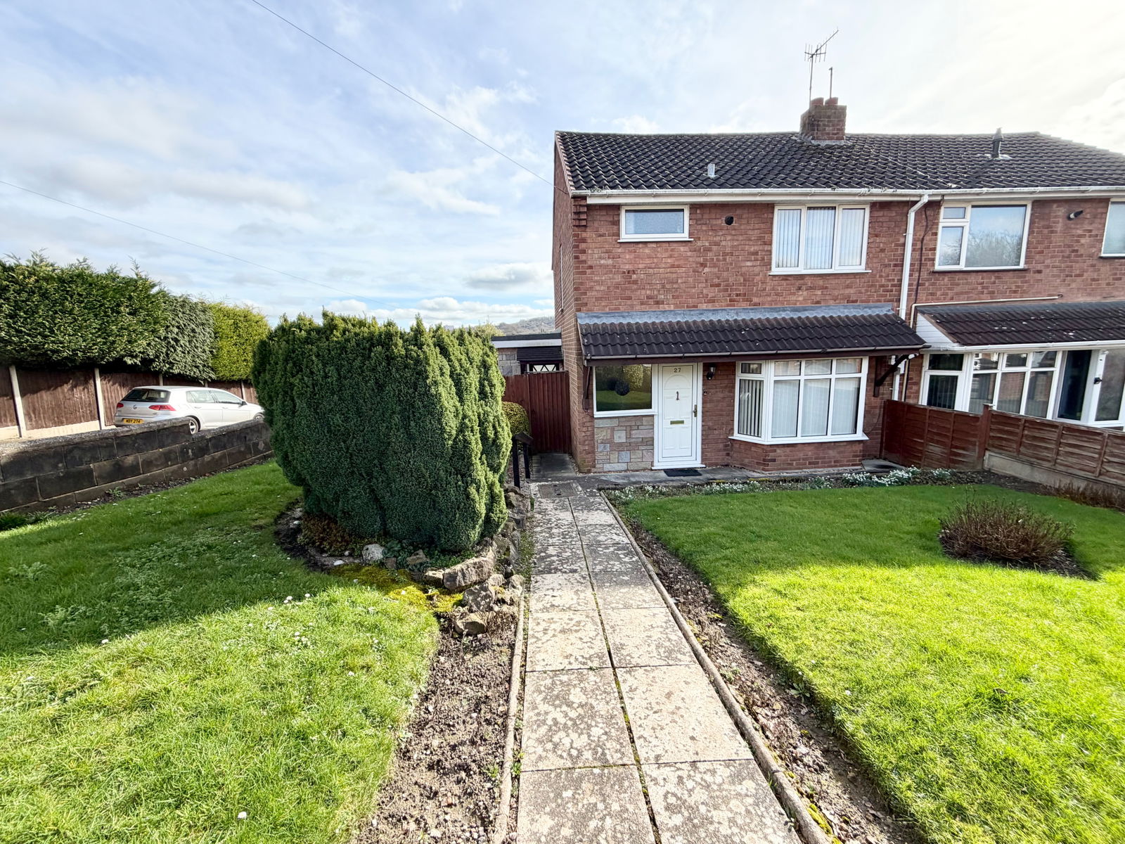 3 bedroom Semi-detached house Under Offer