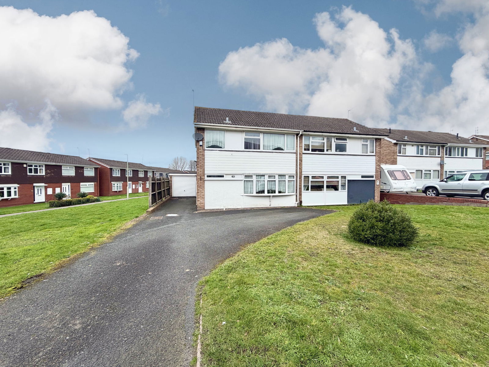 3 bedroom Semi-detached house Under Offer
