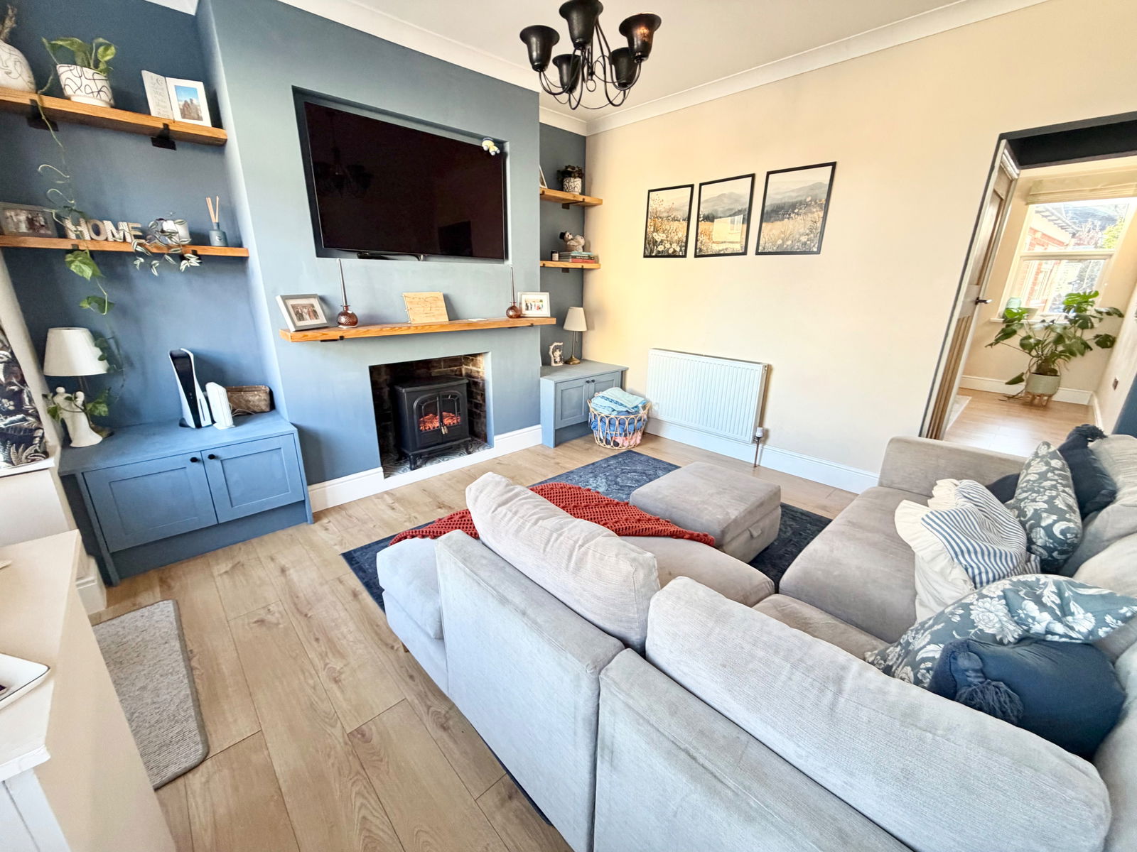 3 bedroom Semi-detached house Under Offer