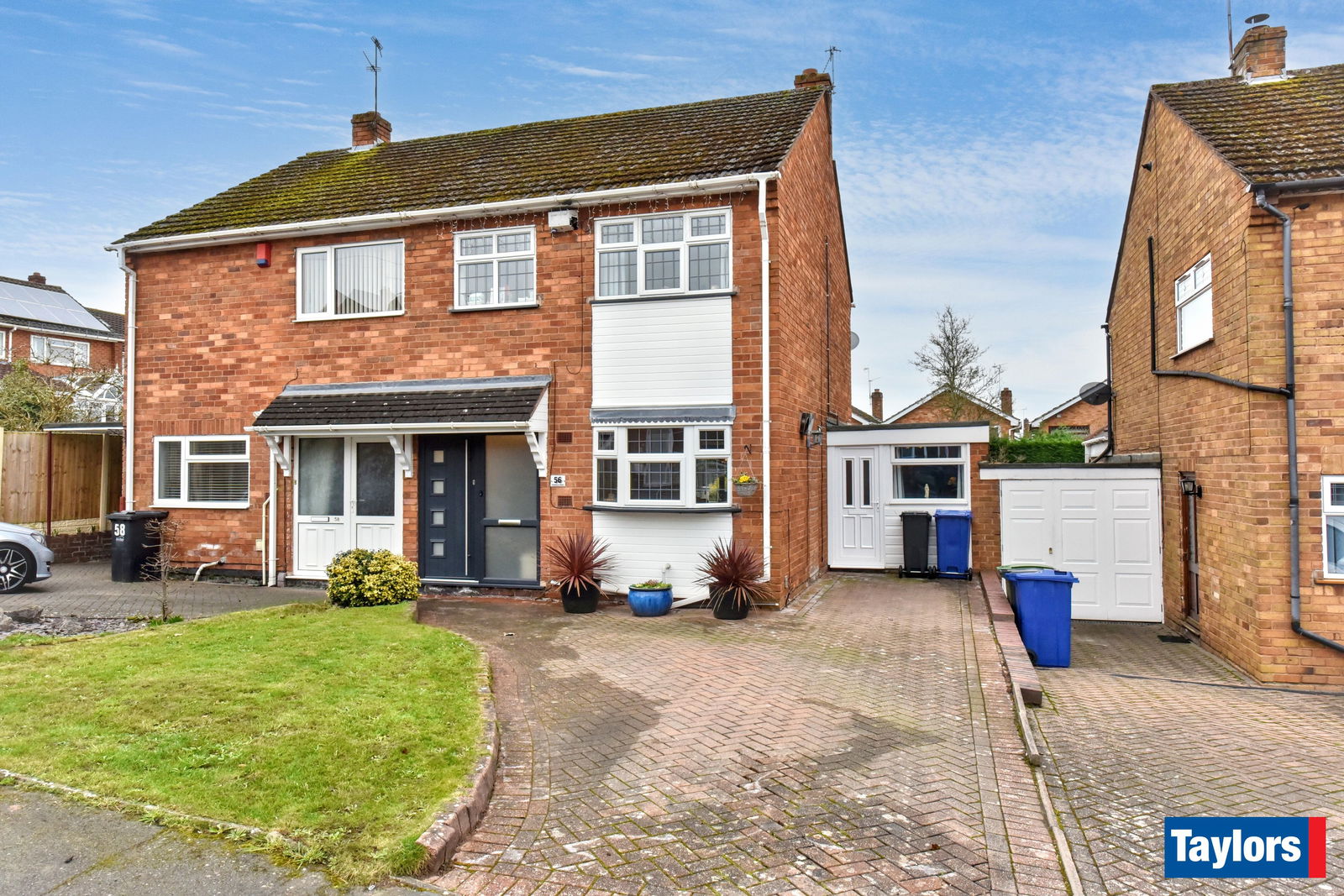 3 bedroom Semi-detached house Under Offer