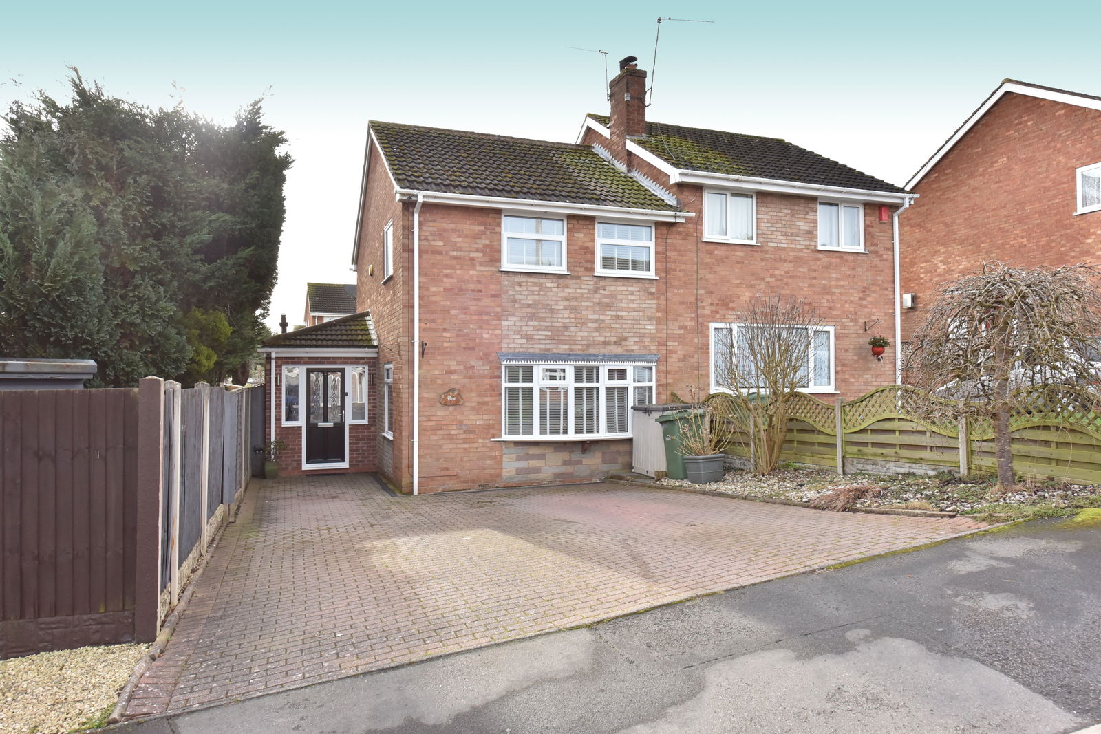 3 bedroom Semi-detached house Under Offer
