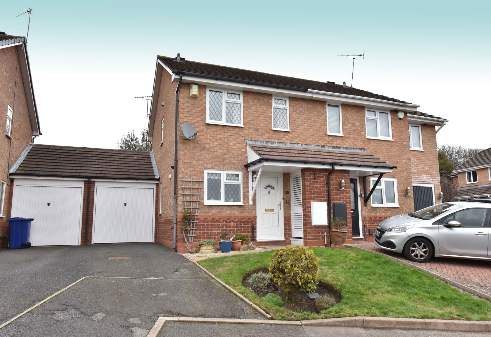 2 bedroom Semi-detached house Under Offer