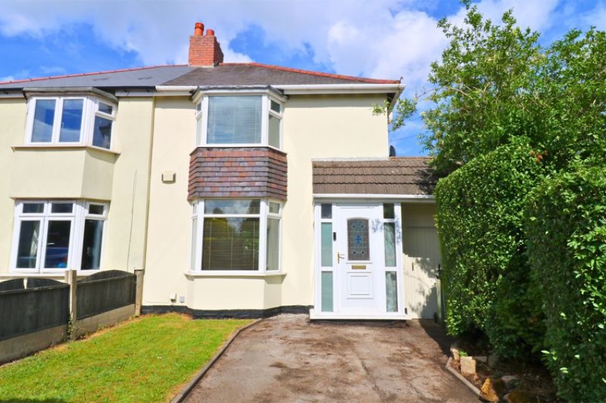 3 bedroom Semi-detached house Under Offer