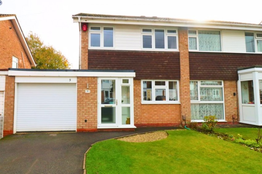 3 bedroom Semi-detached house Under Offer
