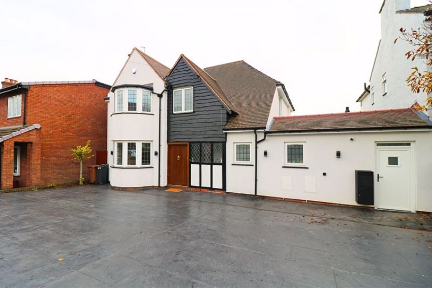3 bedroom Detached house For Sale