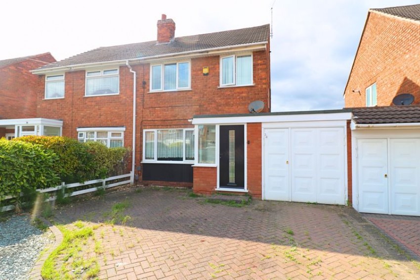 3 bedroom Semi-detached house Under Offer