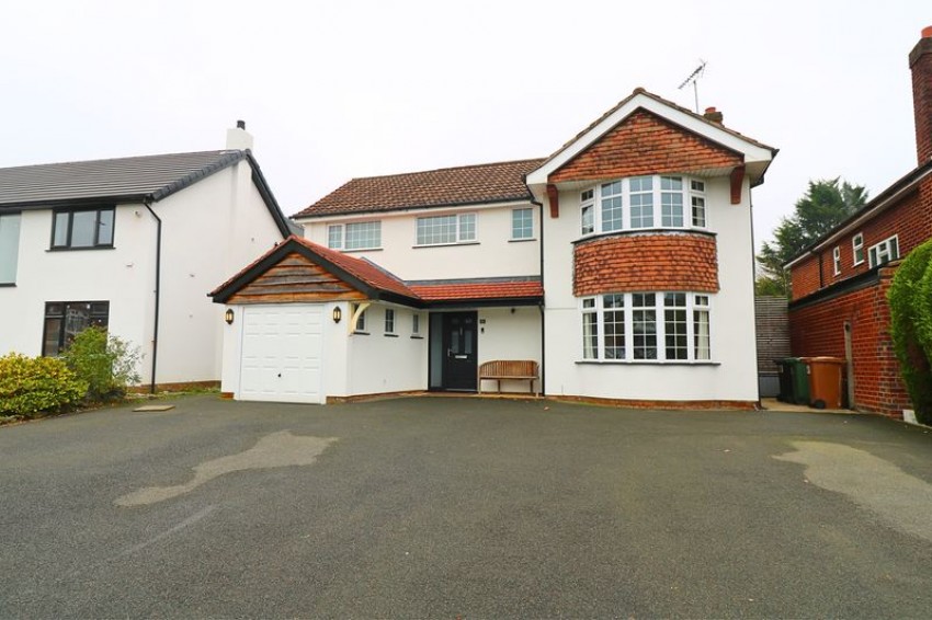 5 bedroom Detached house Under Offer