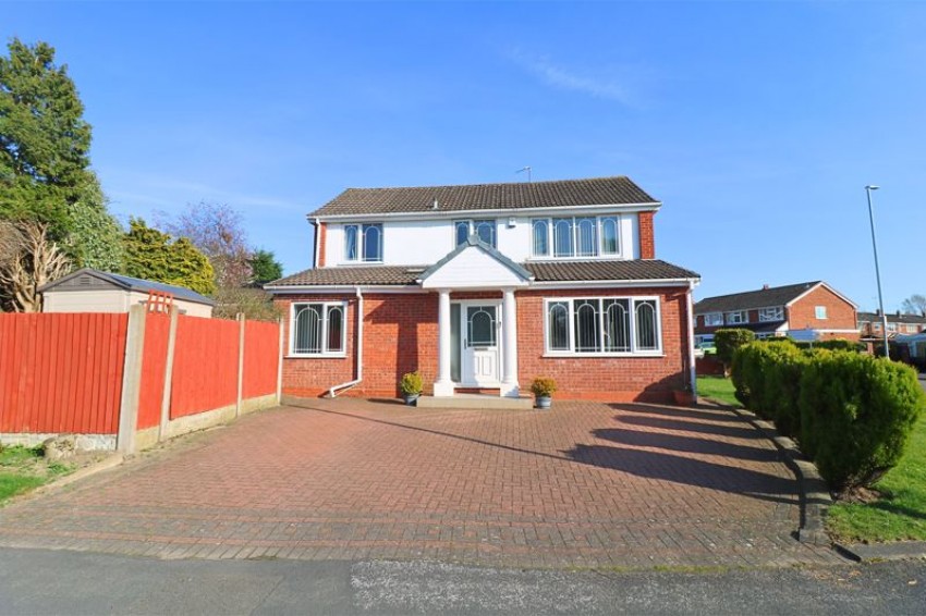 4 bedroom Semi-detached house Under Offer