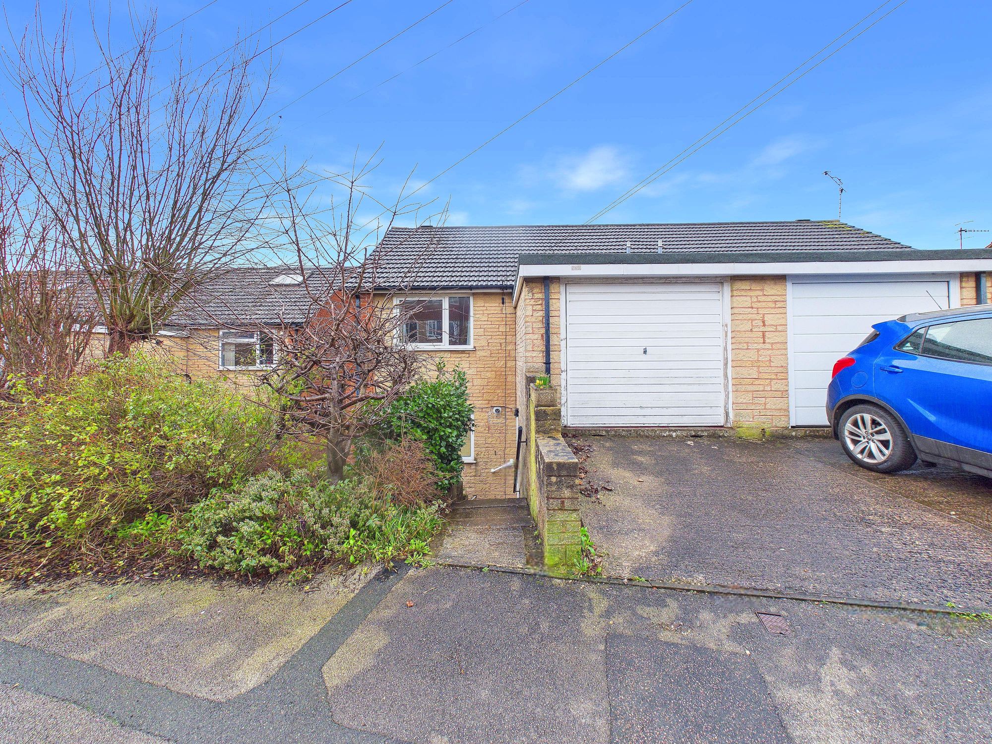 3 bedroom Semi-detached house Under Offer
