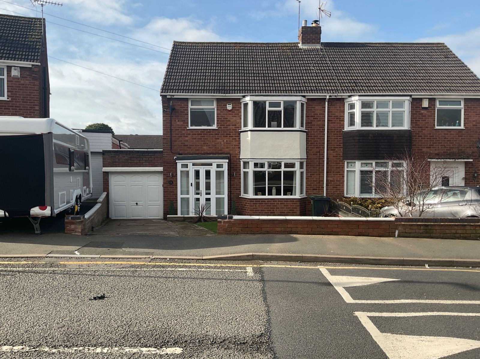 3 bedroom Semi-detached house Under Offer