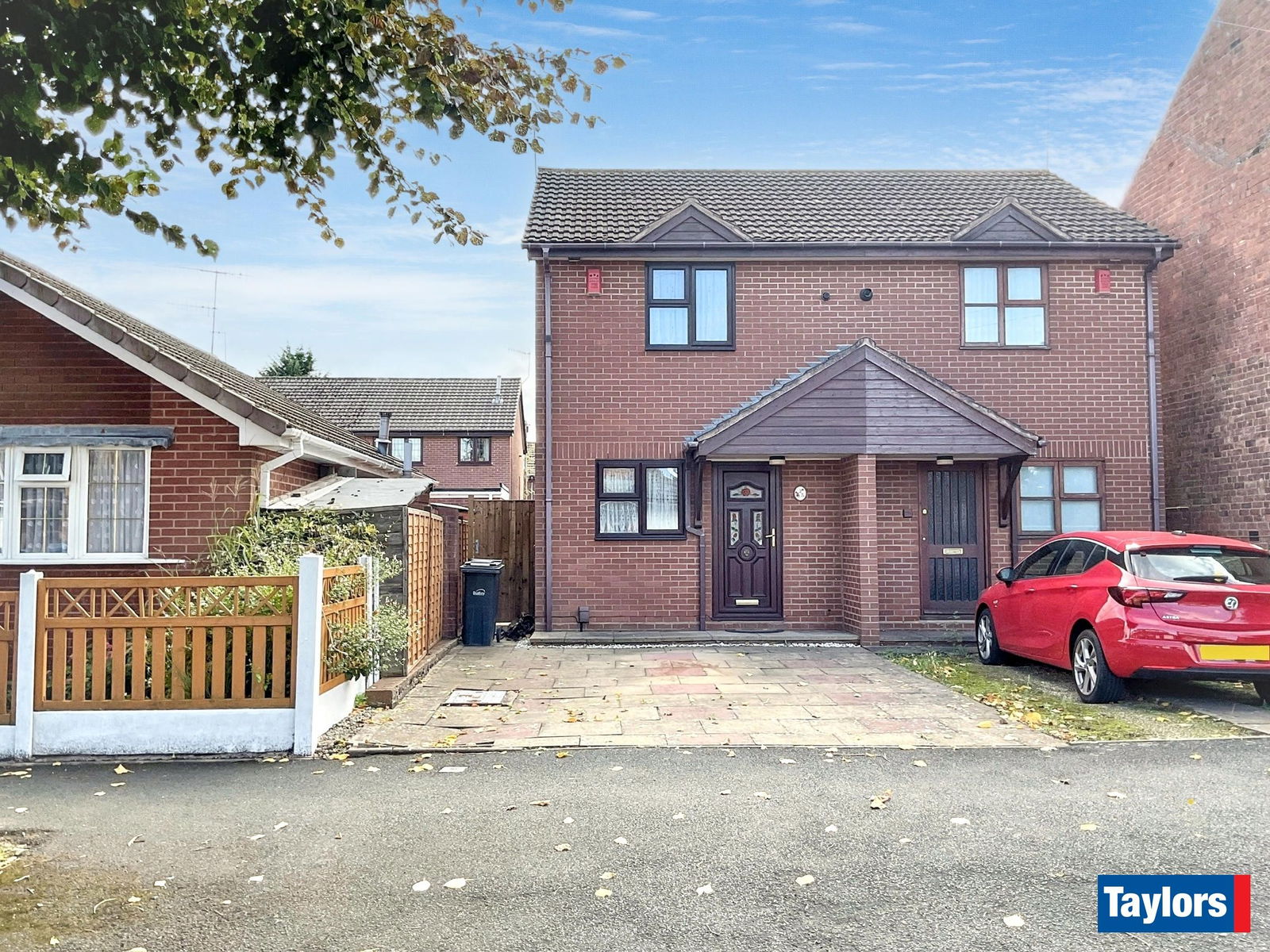 2 bedroom Semi-detached house Under Offer