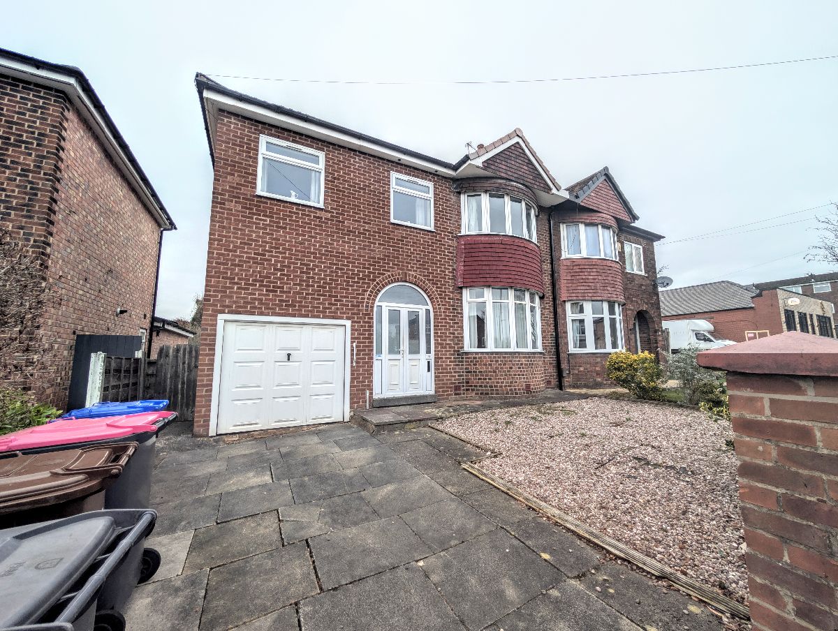 3 bedroom Semi-detached house Under Offer