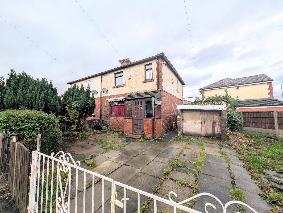 3 bedroom Semi-detached house Under Offer