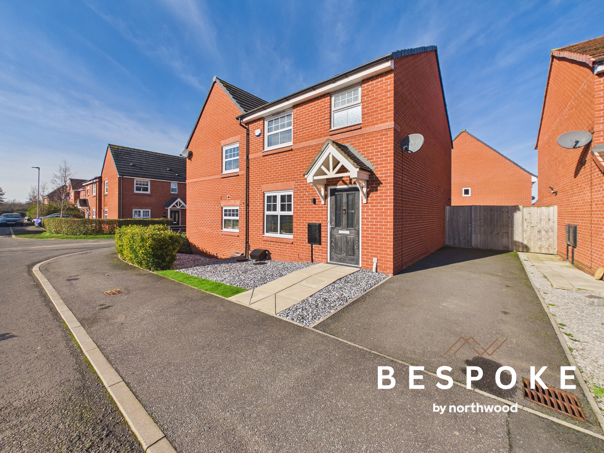 3 bedroom Semi-detached house Under Offer