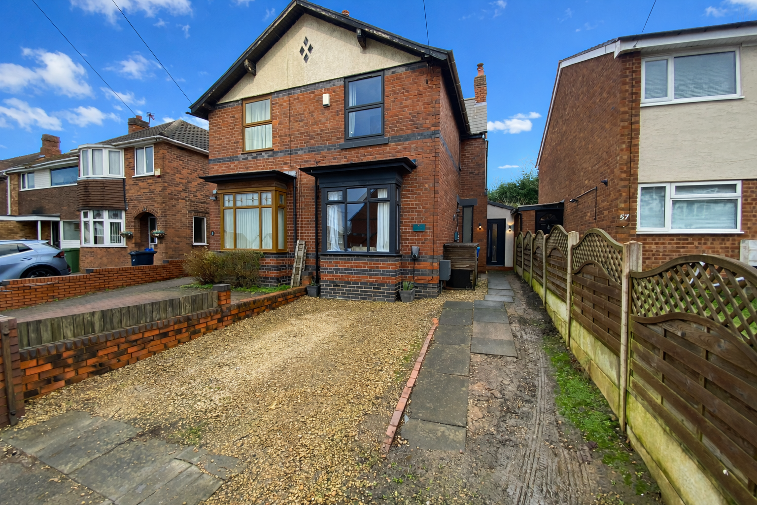 2 bedroom Semi-detached house Under Offer