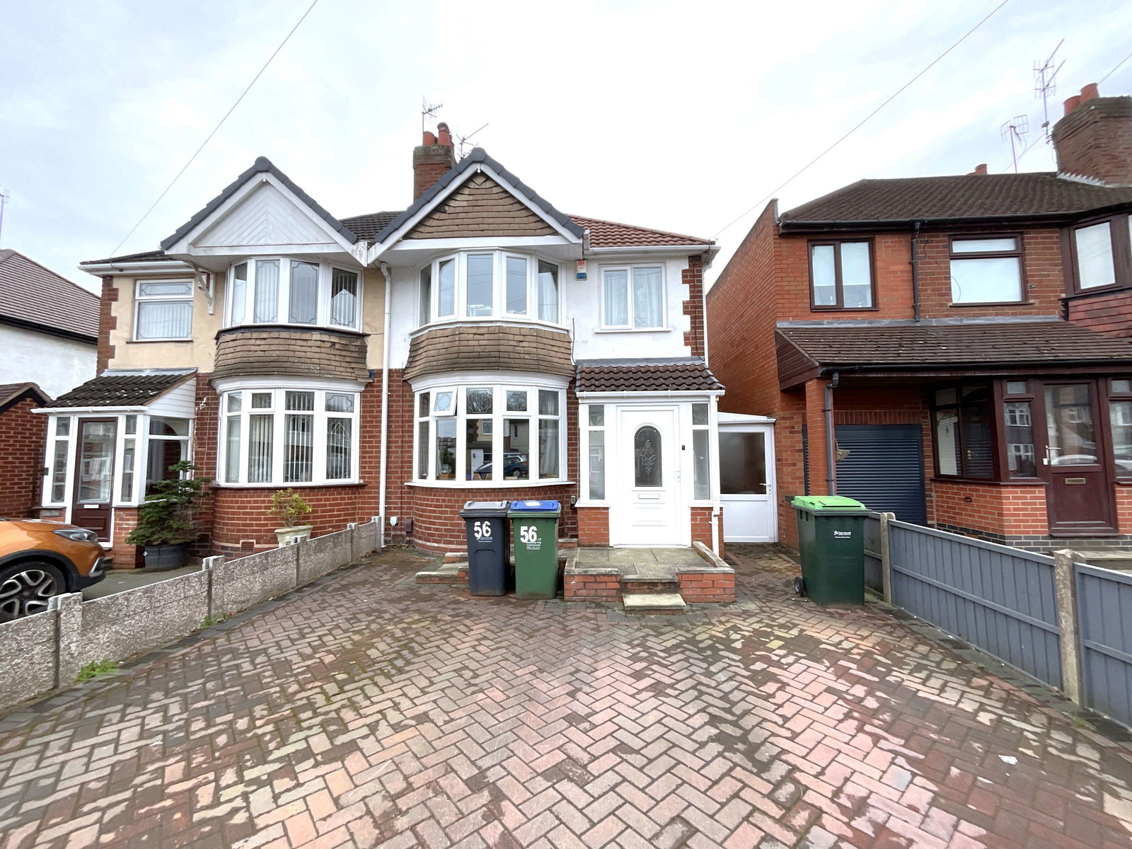 3 bedroom Semi-detached house Under Offer