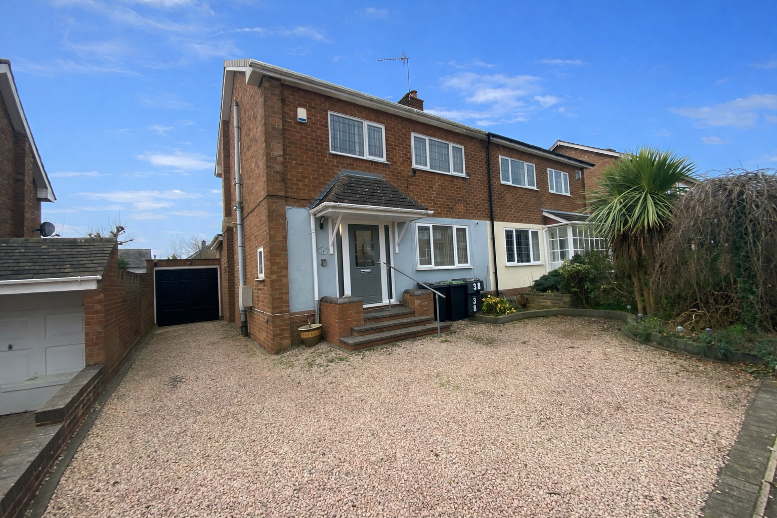 3 bedroom Semi-detached house Under Offer