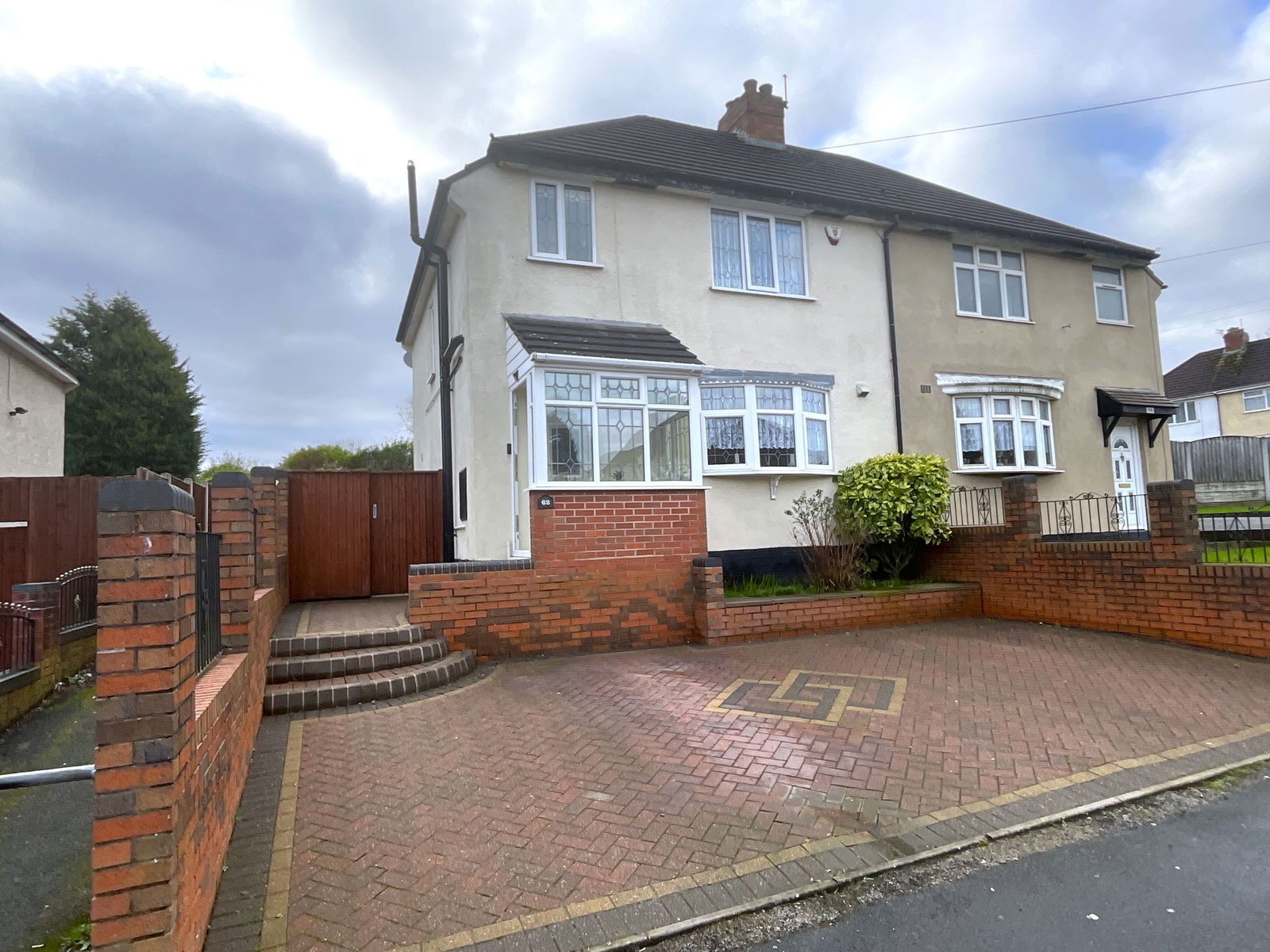 3 bedroom Semi-detached house Under Offer