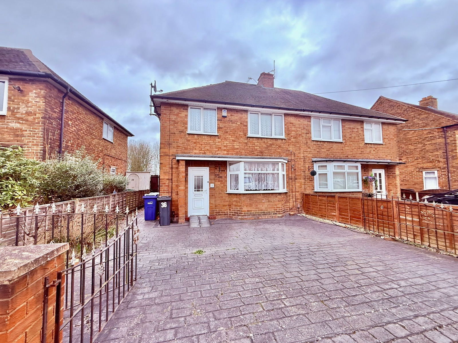3 bedroom Semi-detached house Under Offer