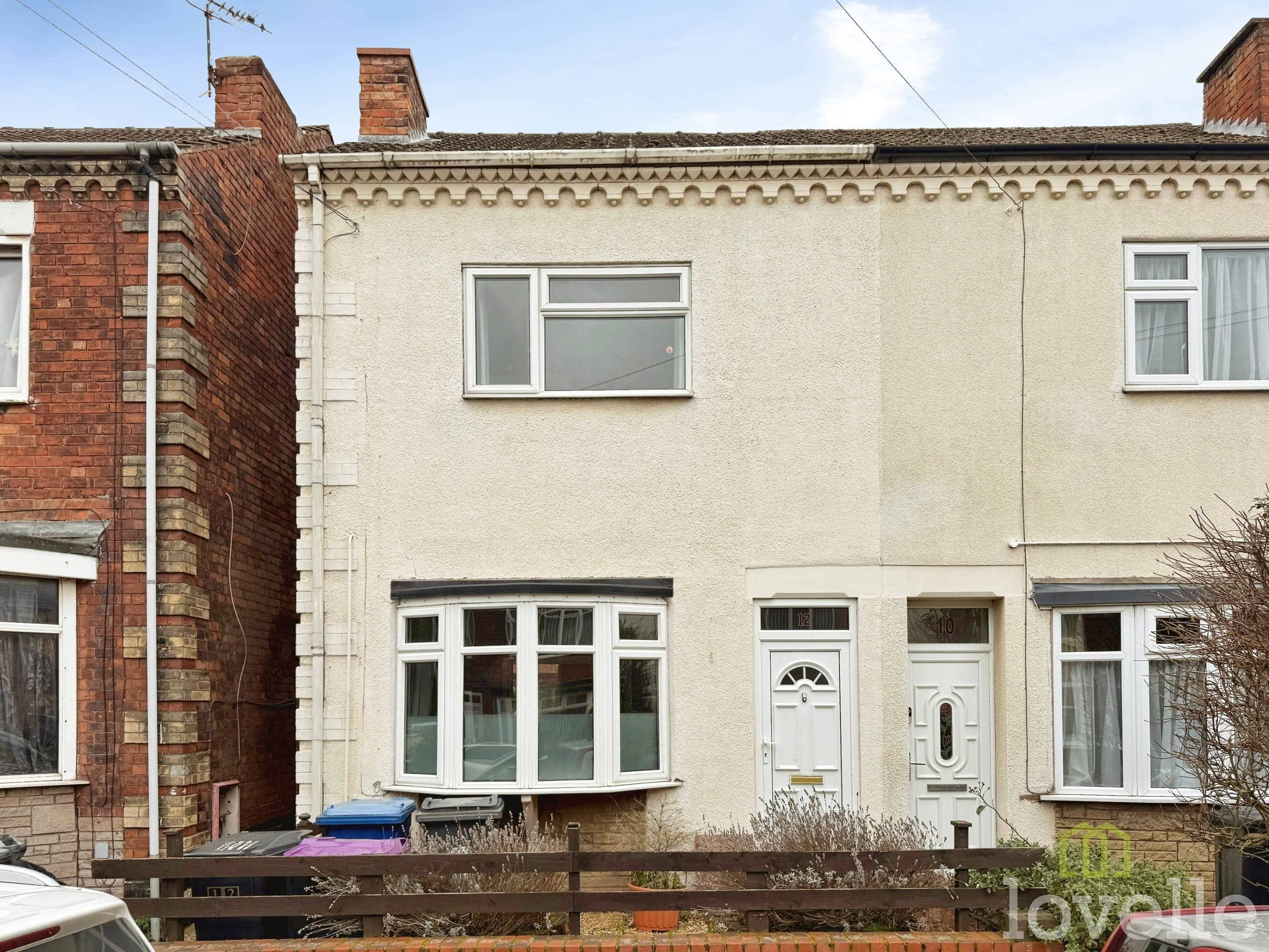 3 bedroom Semi-detached house Under Offer