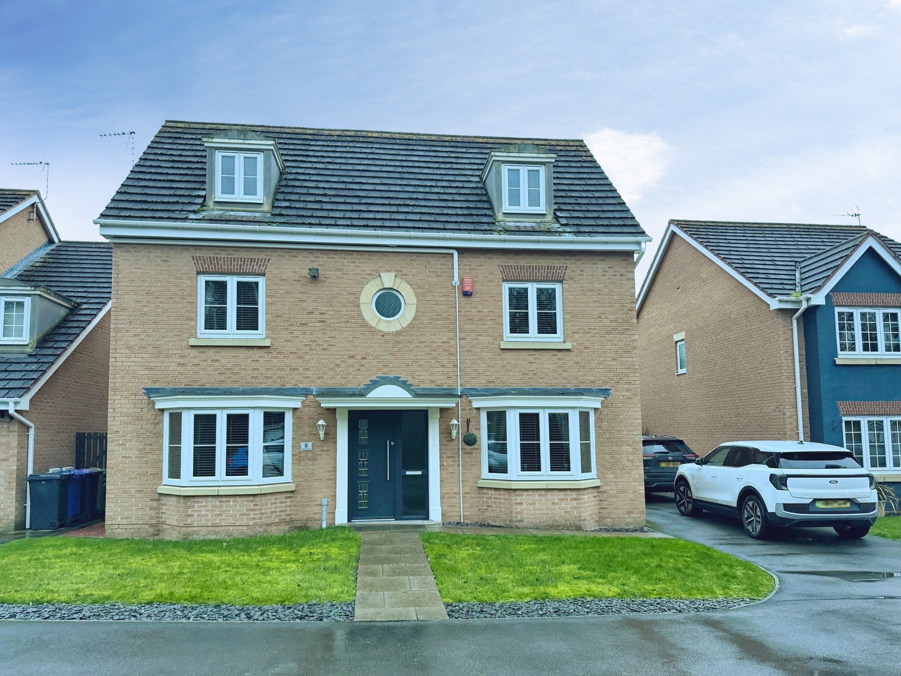5 bedroom Detached house Under Offer