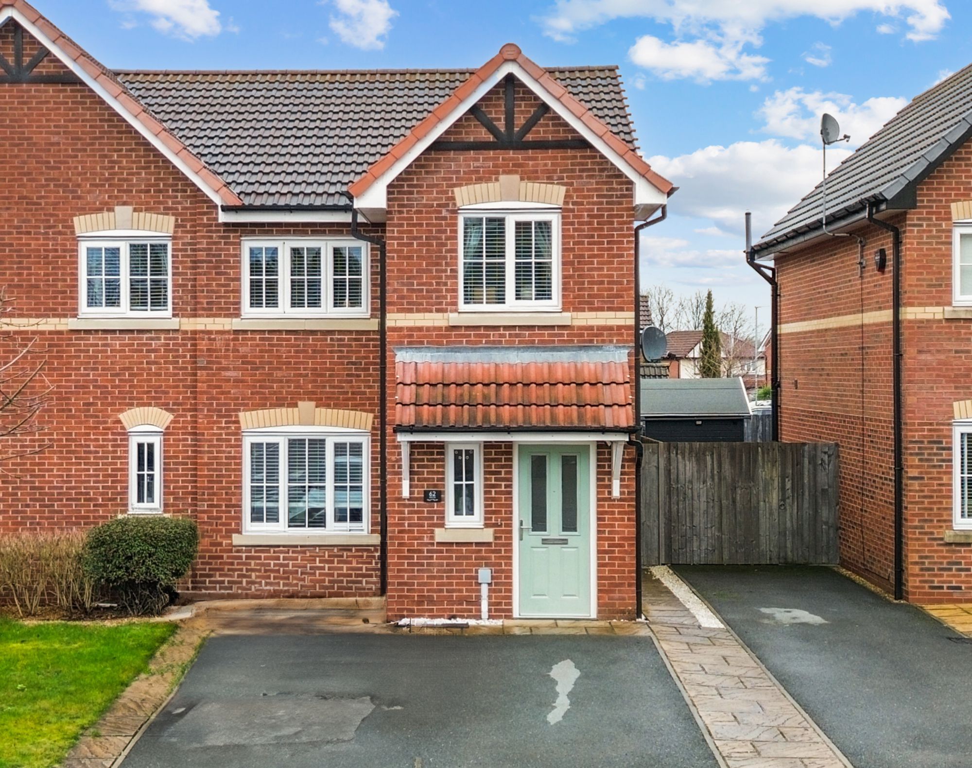 3 bedroom Semi-detached house Under Offer