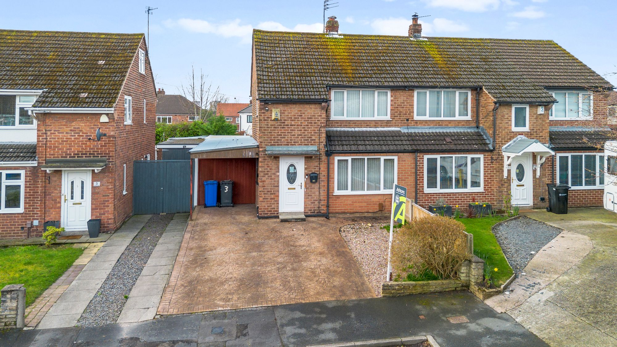 3 bedroom Semi-detached house Under Offer