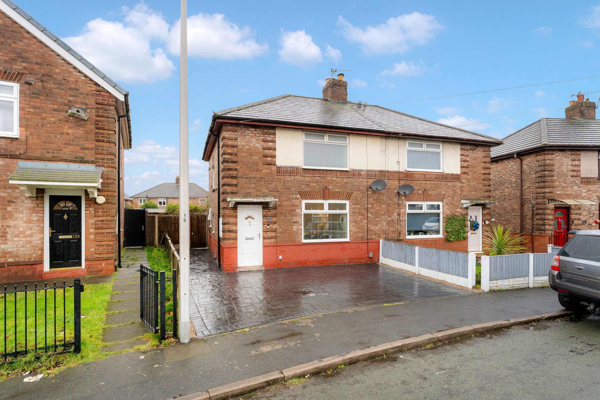 3 bedroom Semi-detached house Under Offer