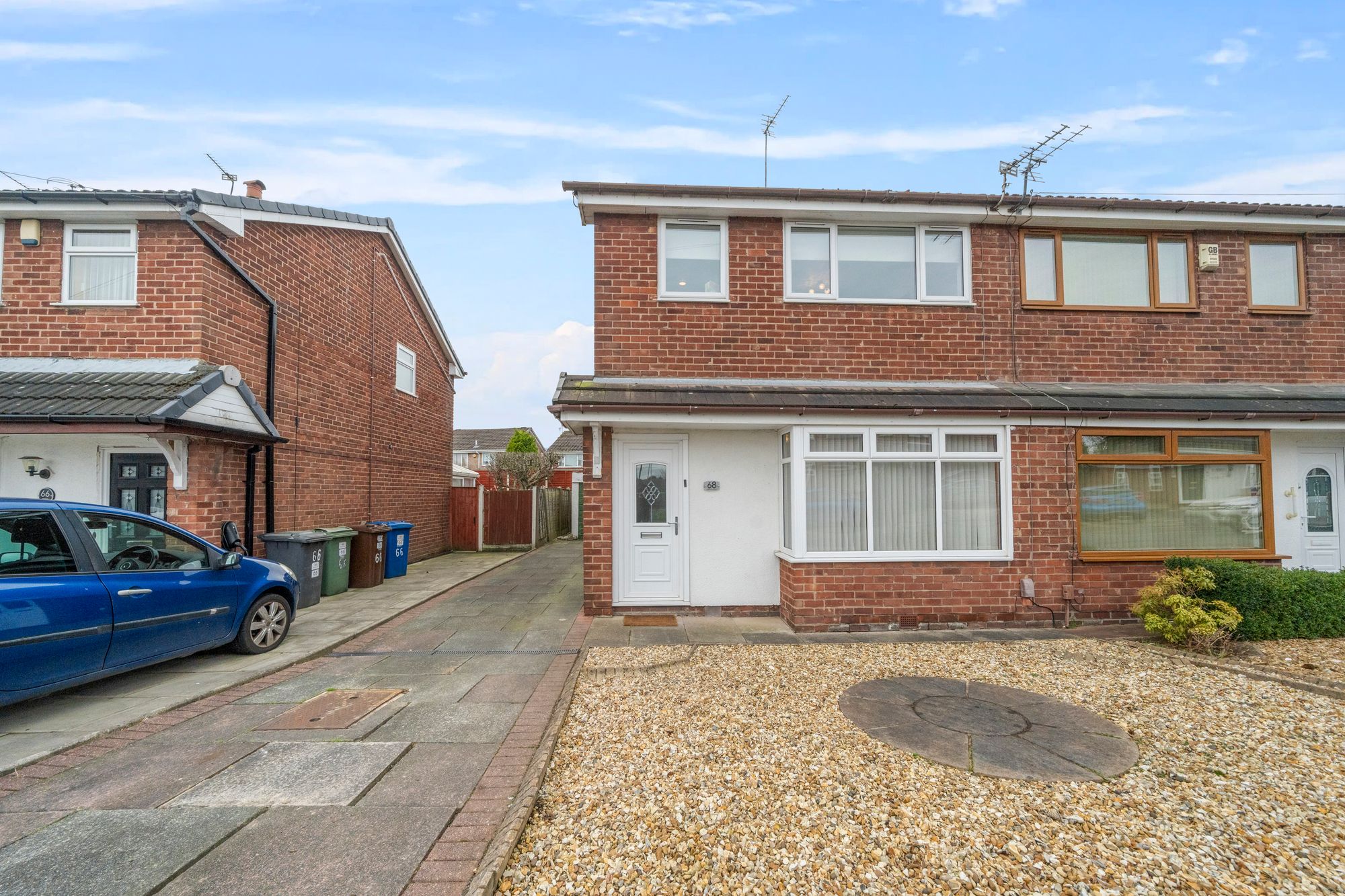 3 bedroom Semi-detached house Under Offer