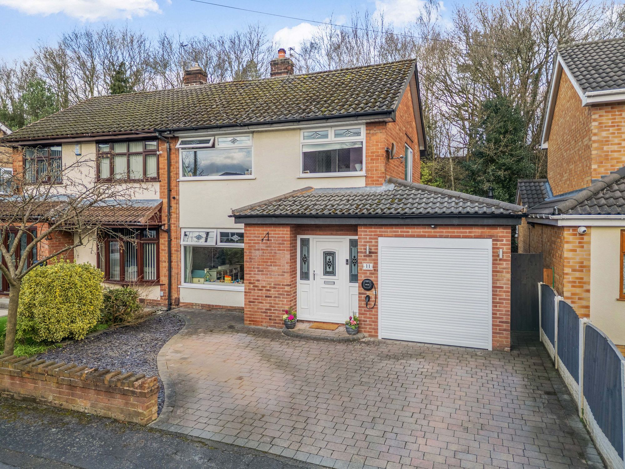 3 bedroom Semi-detached house Under Offer