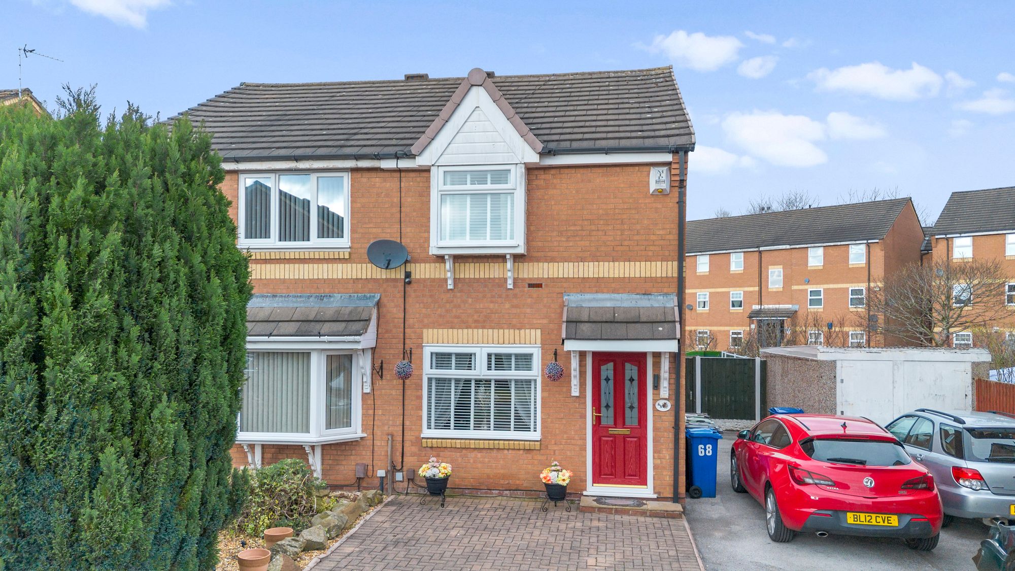 3 bedroom Semi-detached house Under Offer